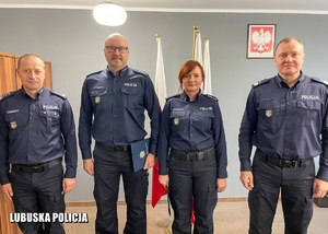 Komendant Wojewódzki Policji wraz z policjantami.