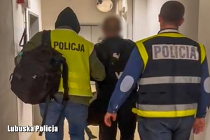 Nieumundurowani policjanci z zatrzymanym mężczyzną.
