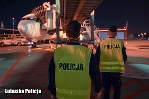 Policjanci na płycie lotniska.