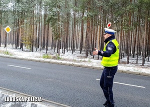 Policjant drogówki zatrzymuje pojazd do kontroli drogowej.