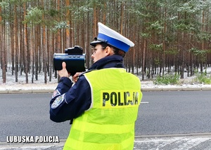 Policjantka drogówki podczas kontroli prędkości.