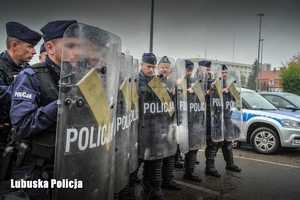 Policjanci oddziałów prewencji podczas ćwiczeń z tarczami ochronnymi.