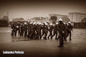 Policjanci oddziałów prewencji podczas ćwiczeń.
