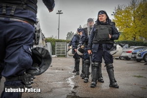 Policjanci oddziałów prewencji podczas ćwiczeń.