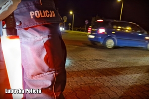 Policjant kieruje ruchem przy cmentarzu
