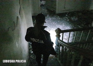 Policjantka wchodzi do opuszczonego pomieszczania