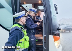 Policjanci drogówki podczas kontroli autokaru.