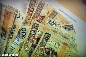 pieniądze w nominałach po 200 złotych