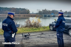 Policjanci przygotowują drona do startu
