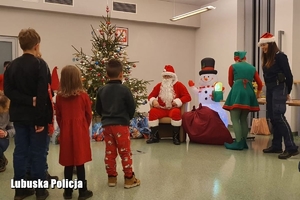 Święty Mikołaj rozmawia z dziećmi