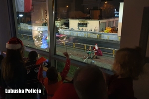 dzieci patrzą na Świętego Mikołaja