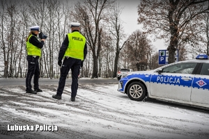 policjanci kontrolują prędkość pojazdów