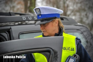 policjantka rozmawia z kierowcą