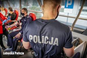 policjanci oddają krew