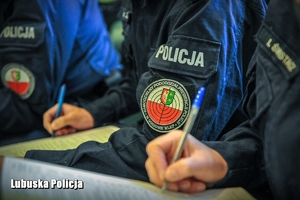 policjanci wypełniają ankietę