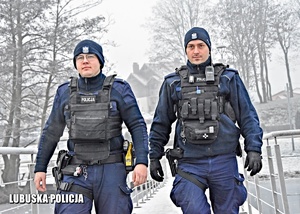 Policjanci w zimowy dzień podczas patrolu.