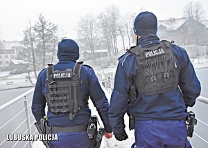 Policjanci w zimowy dzień podczas patrolu.