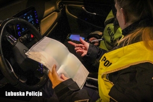 Policjantka sprawdza dokumentację kierowcy