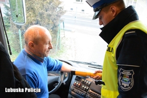 policjant kontroluje trzeźwość kierowcy autokaru