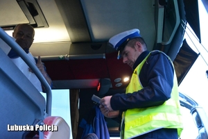 policjant rozmawia z kierowca autokaru