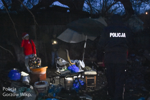 policjanci i pracownicy cywilni kontrolują miejsca przebywania bezdomnych