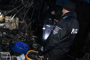 policjanci i pracownicy cywilni kontrolują miejsca przebywania bezdomnych
