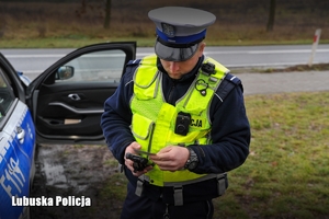 Policjant sprawdza uprawnienia kierowcy w systemie