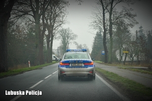 Oznakowany radiowóz drogówki prowadzący kontrole ruchu
