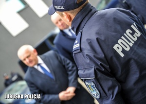 Wojewoda Lubuski obok policjantów.