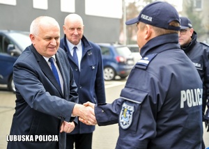 Wojewoda Lubuski wita się z policjantem.