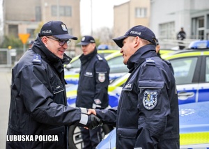 Zastępca Komendanta Policji wita się z policjantem.