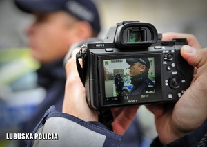 Policjant robi zdjęcie innemu policjantowi.