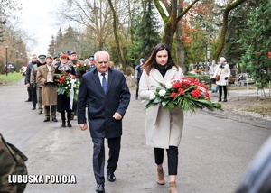 Wojewoda Lubuski wraz pracownikiem Biura Wojewody Lubuskiego składa kwiaty przed pomnikiem.