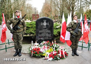 Posterunek honorowy żołnierzy przed pomnikiem.