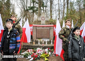 Posterunek honorowy żołnierzy i harcerzy przed pomnikiem.