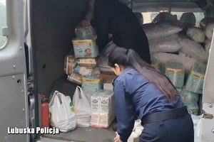 policjantka pakuje zebrane produkty do busa