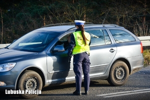 Policjantka bada trzeźwość kierowcy