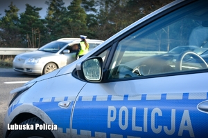 Policjantka bada trzeźwość kierowcy