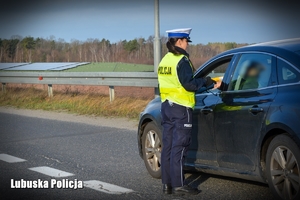 Policjantka sprawdza trzeźwość kierowców