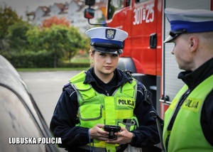 Policjantka sprawdza dokumenty kierowcy