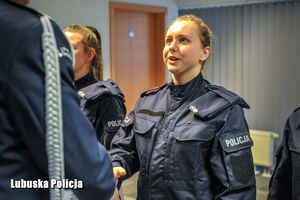 policjantka przyjmuje gratulacje i powitanie w gronie Policji