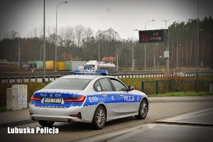 Policyjny radiowóz na mobilny punkcie obsługi podróżnych