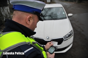 Policjant sprawdza dokumenty kierowcy