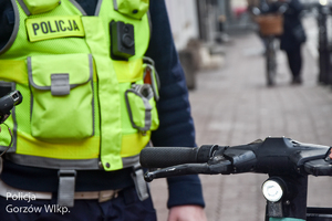 Policjant kontroluje rowerzystów