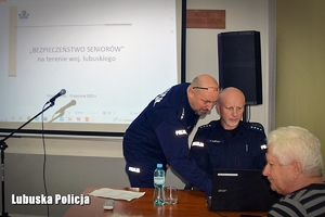 Policjanci sprawdzają prezentacie na monitorze laptopa