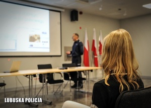 Policjant podczas prezentacji na warsztatach studenckich.