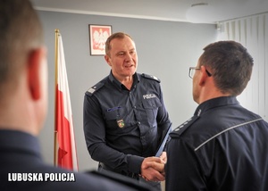 Nadinspektor Jarosław Pasterski składa gratulacje nadkomisarzowi Mariuszowi Lewickiemu.