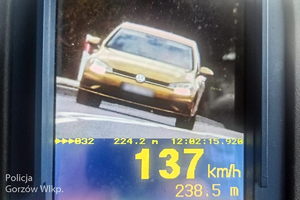 Obraz z urządzenia do pomiaru prędkości. Kierowca przekracza prędkość