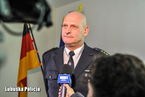 Policjant podczas wywiadu
