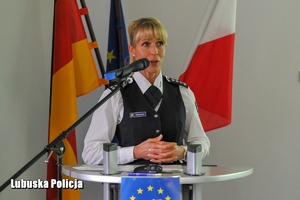 Policjantka przemawia podczas konferencji